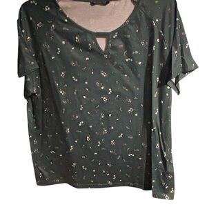 BloomChic Dark Green Floral Keyhole Short Sleeve Tee